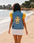 Gilet en jean bleu sans manches Rock Star avec plumes jaunes femme