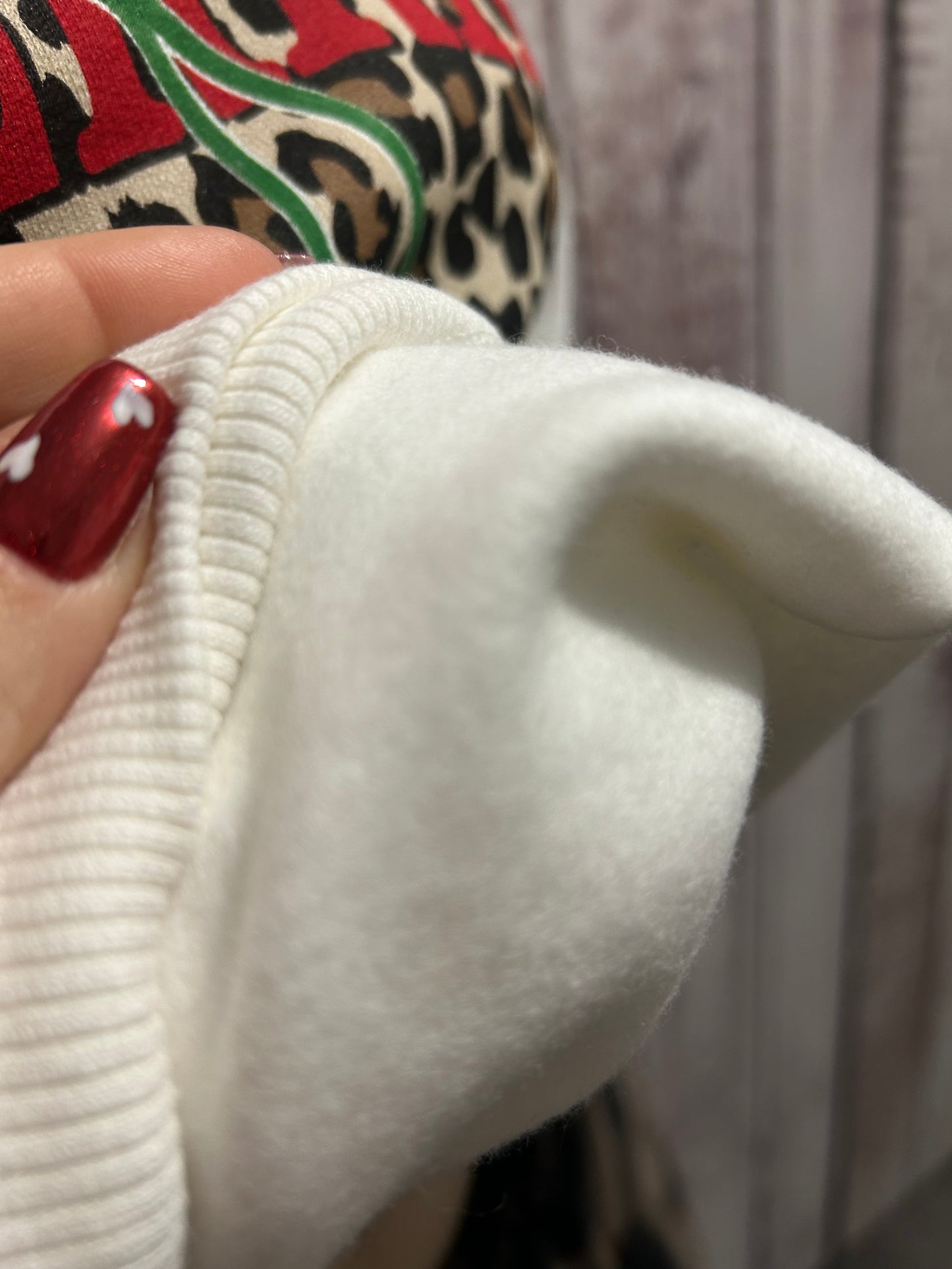 Sweat blanc motif cerises et carré léopard : un charme rétro revisité 