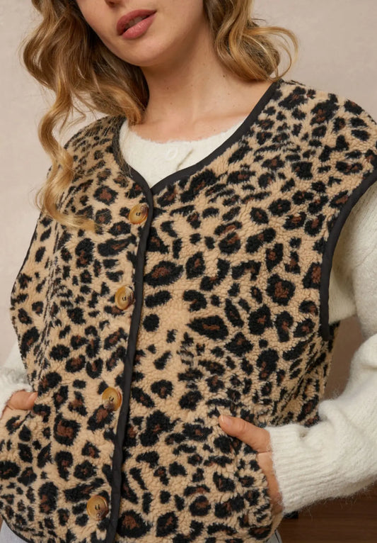 Le cardigan léopard sans manches : une pièce incontournable pour votre garde-robe 