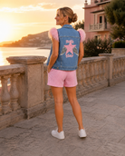 Veste sans manches en jean bleu Rock Star avec plumes roses
