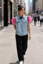 Veste sans manches en jean bleu avec plumes roses et imprimé guitare