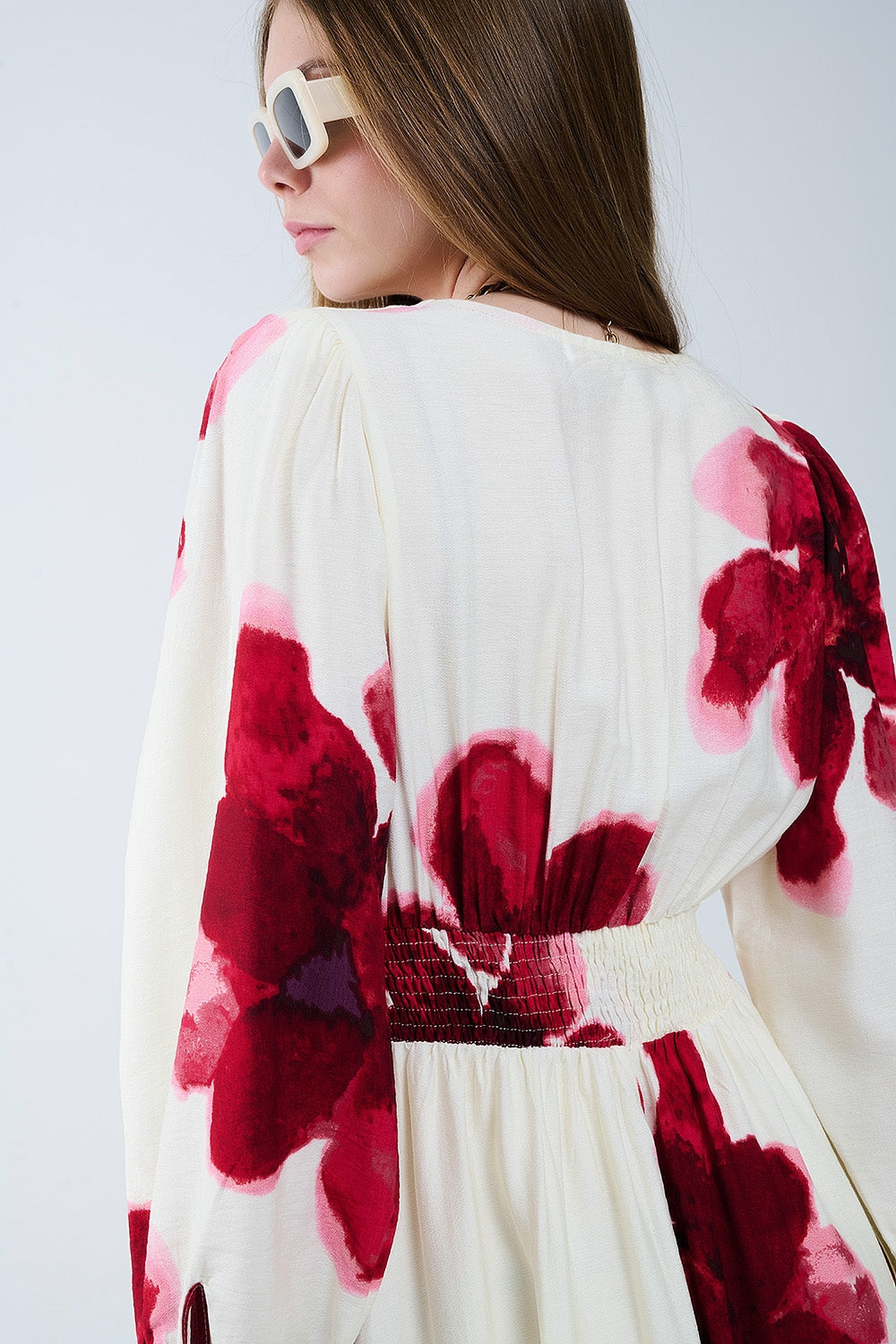 Beige Wrap Midi Dress With Red Tropical Floral Print and Long Sleeves (Robe midi enveloppante beige avec imprimé floral 