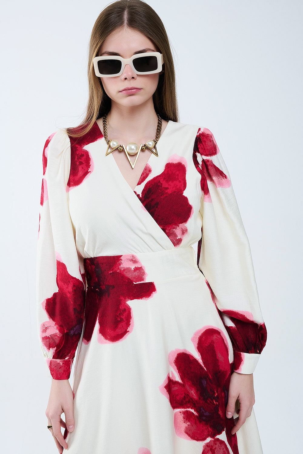 Beige Wrap Midi Dress With Red Tropical Floral Print and Long Sleeves (Robe midi enveloppante beige avec imprimé floral 