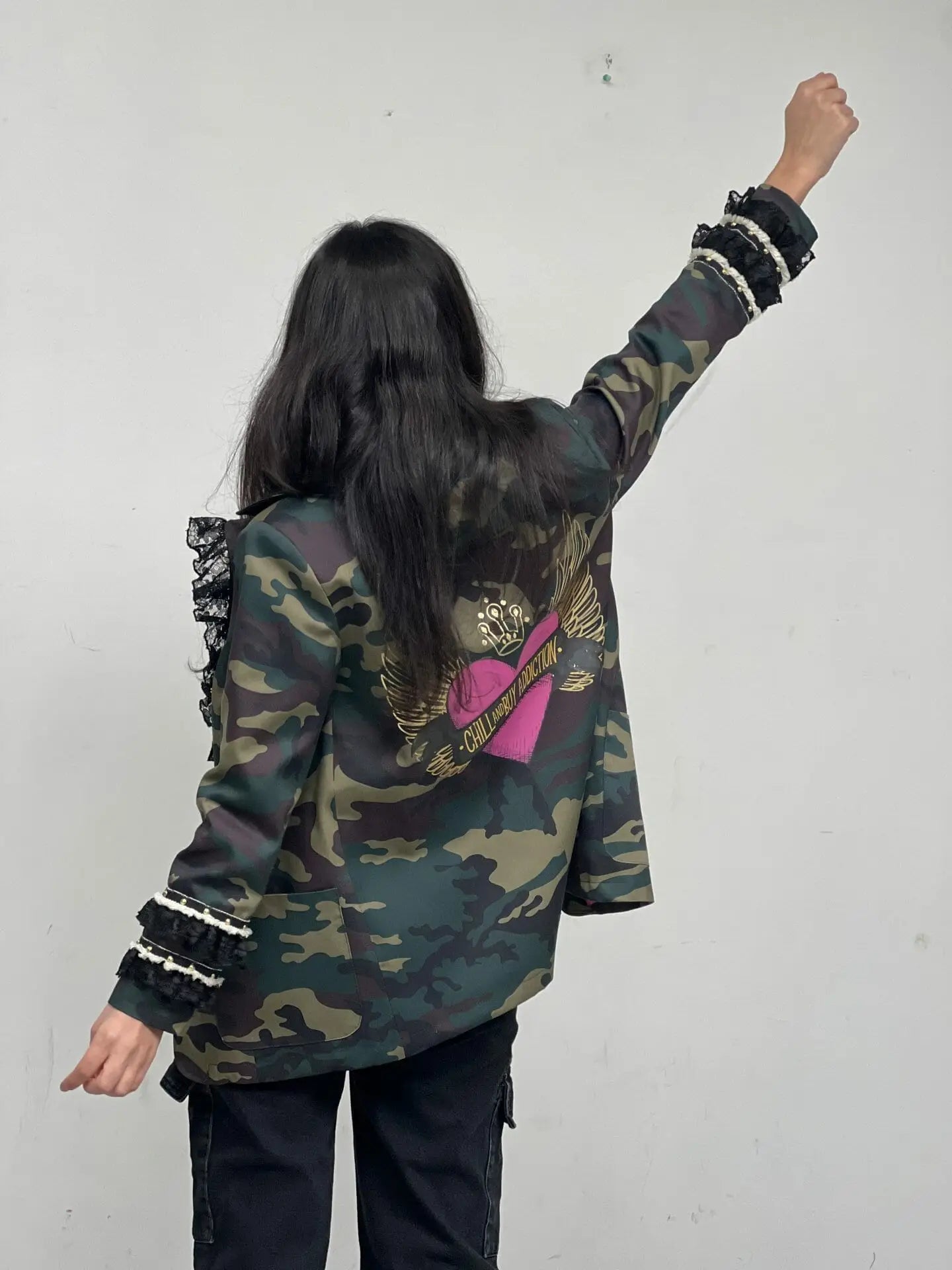 Blazer Nicoleta avec cœur ailé fuchsia et volants – Élégance et audace - La boutique de Nannye