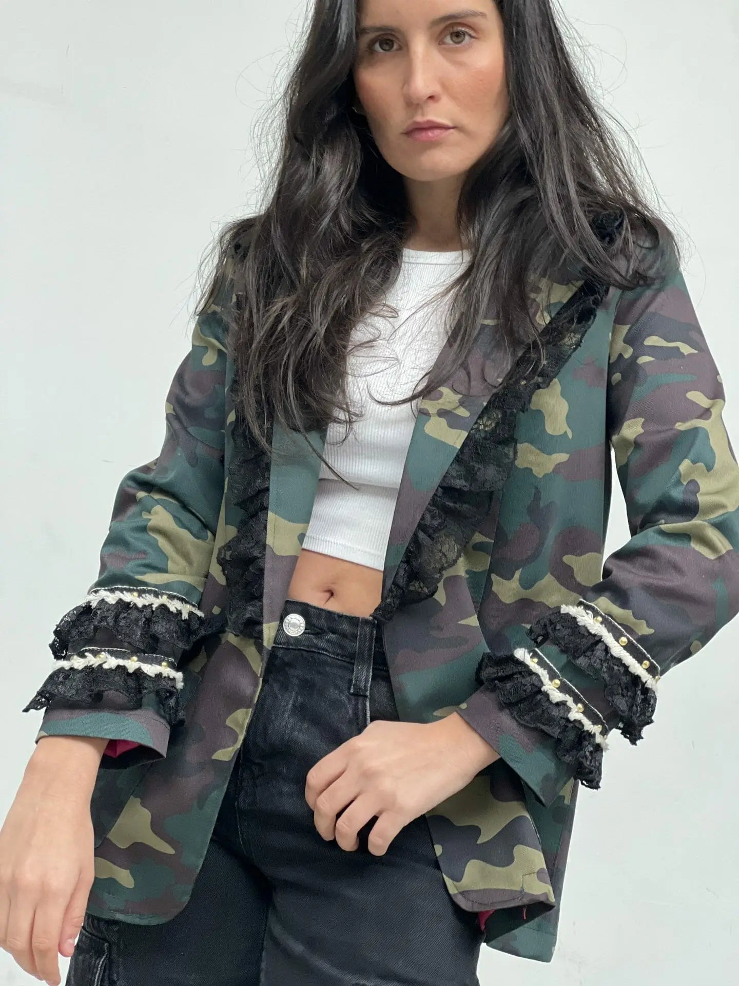 Blazer Nicoleta avec cœur ailé fuchsia et volants – Élégance et audace - La boutique de Nannye