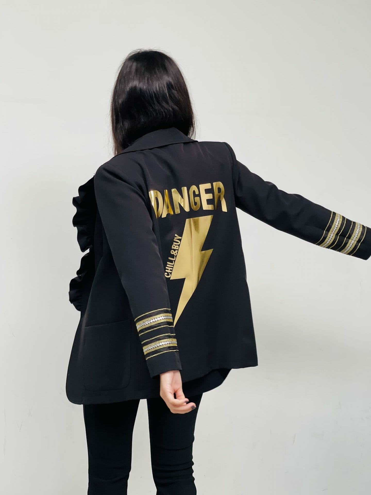 Blazer Noir Volants et Éclair Danger : Élégance avec une Touche Urbaine - La boutique de Nannye