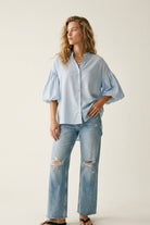 Q2 Blouse à manches bouffantes boutonnée au dos bleu clair