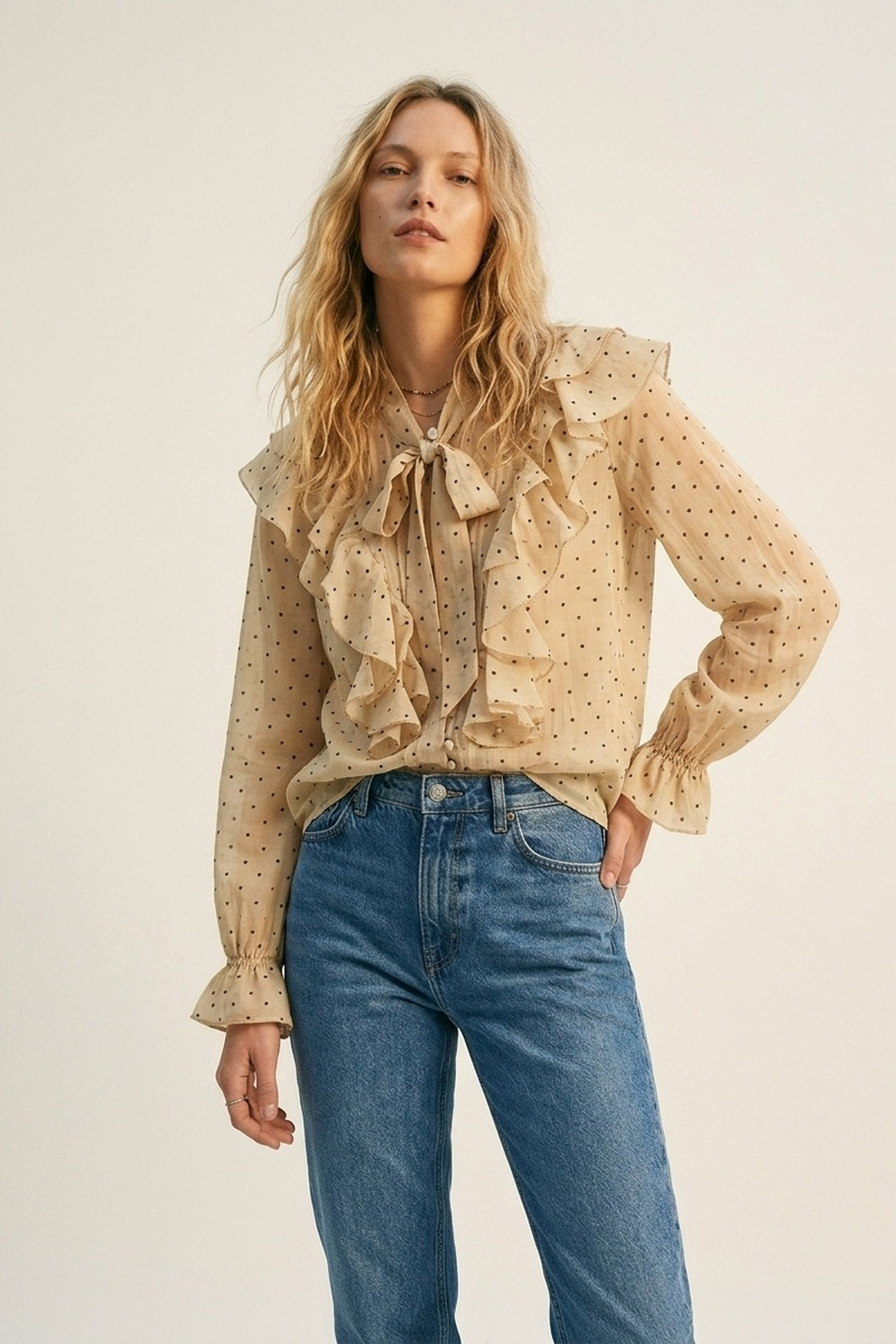 Q2 Blouse beige à pois à volants avec col à nouer
