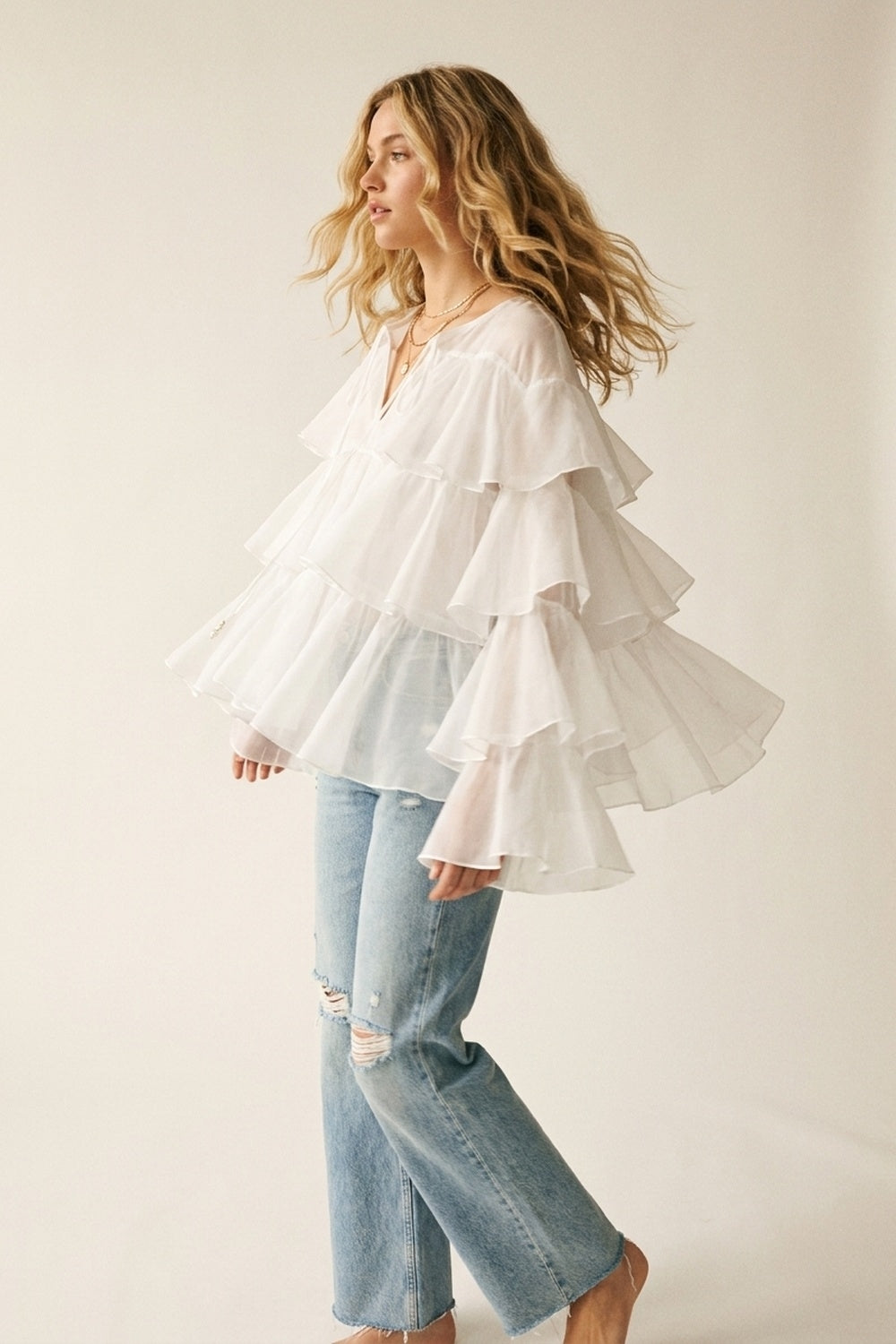 Q2 Blouse blanche à volants superposés avec col à nouer