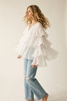 Q2 Blouse blanche à volants superposés avec col à nouer