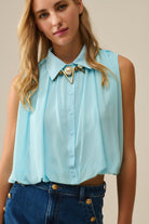 Q2 blouse en mousseline de soie bleu ciel avec plis à l'ourlet