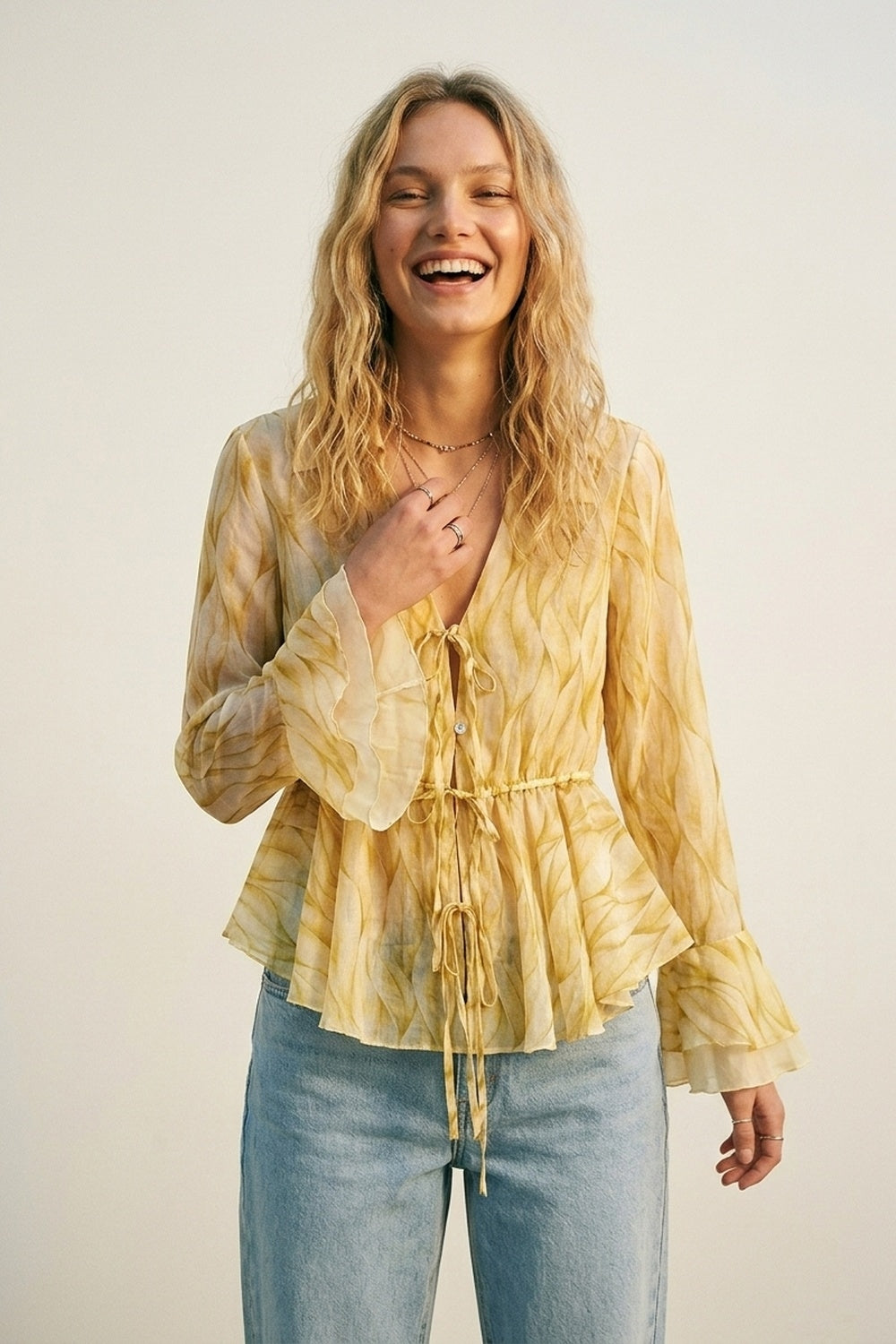 Q2 Blouse jaune transparente à imprimé avec ceinture nouée et ourlet volanté
