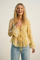 Q2 Blouse jaune transparente à imprimé avec ceinture nouée et ourlet volanté