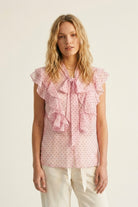 Q2 Blouse sans manches en mousseline rose clair à pois avec volants et nœud papillon