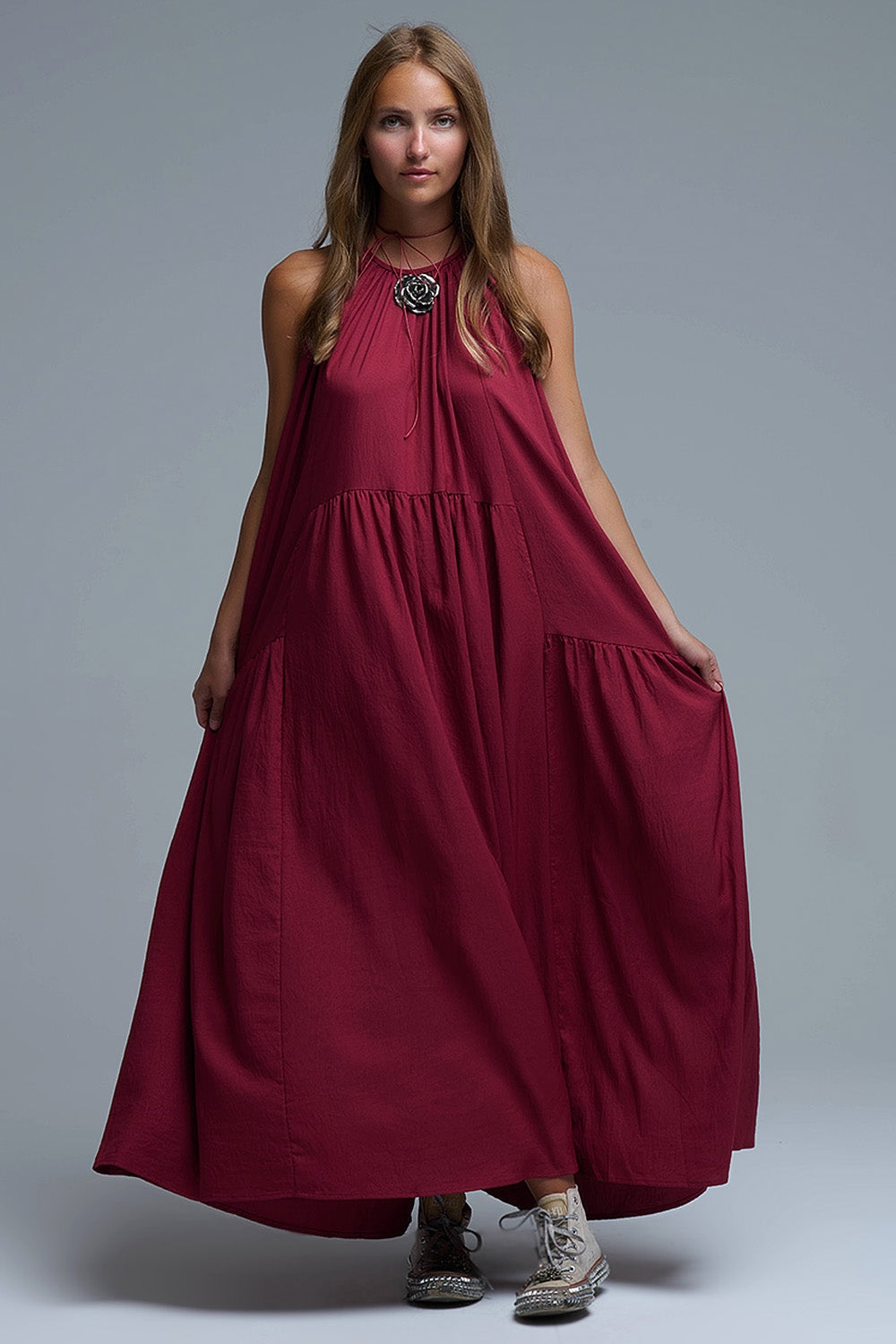 Q2 Burgundy Halter Neck Maxi Dress With Seam Detailing (Robe longue dos nu avec coutures)