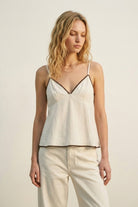 Q2 Cami blanc léger avec bordure marron en zig-zag