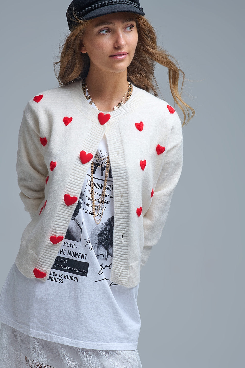Q2 Cardigan blanc avec cœurs rouges