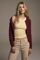 Q2 Cardigan coupe régulière à col rond et boutons sur le devant en tricot fin bordeaux