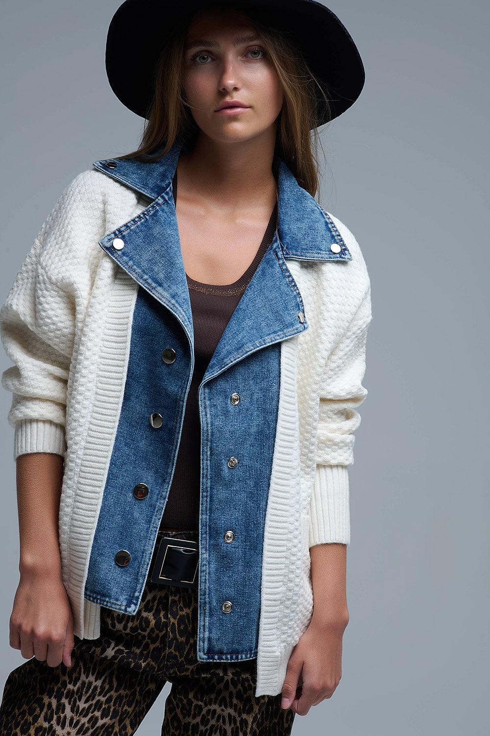 Q2 Cardigan en tricot gaufré blanc avec intérieur en denim épais bleu
