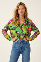 Q2 Chemise à imprimé tropical vibrant multi-vert à boutons en tissu satin