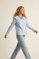 Q2 Chemise à manches longues à col à volants en popeline bleu clair coupe classique