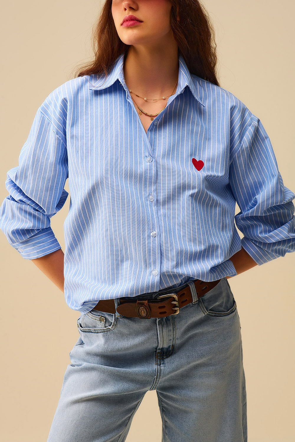 Q2 Chemise à rayures bleues avec broderie en forme de cœur rouge