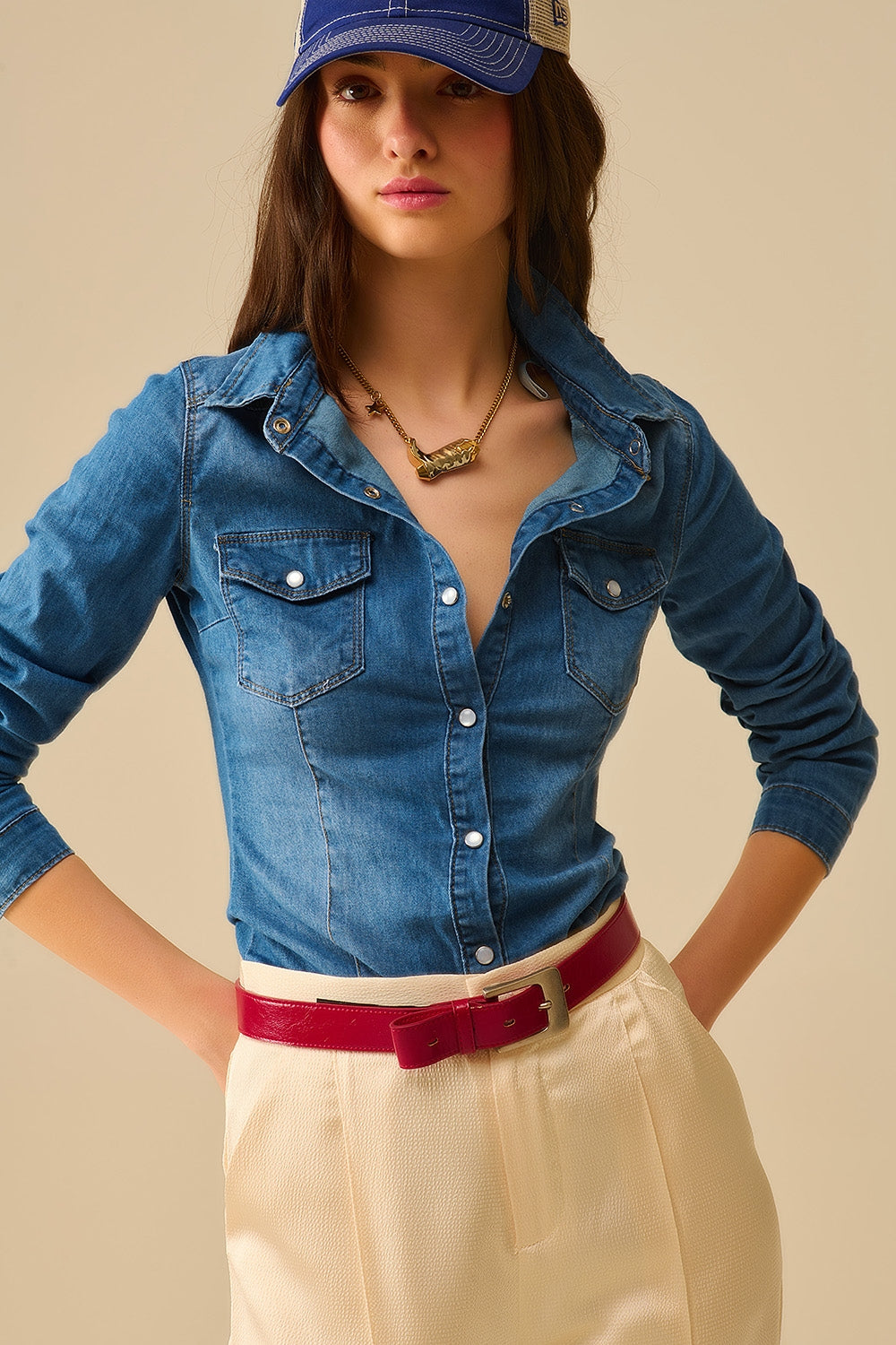 Q2 Chemise ajustée en denim extensible avec poches sur la poitrine