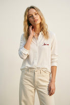 Q2 Chemise Blanche à Boutons avec Broderie Rouge "Love"
