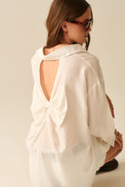 Q2 chemise blanche surdimensionnée avec nœud dans le dos