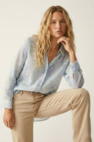 Q2 Chemise bleu clair à imprimé feuille translucide avec tissu transparent