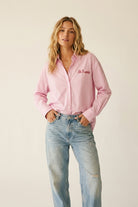 Q2 Chemise boutonnée à rayures roses avec détails brodés