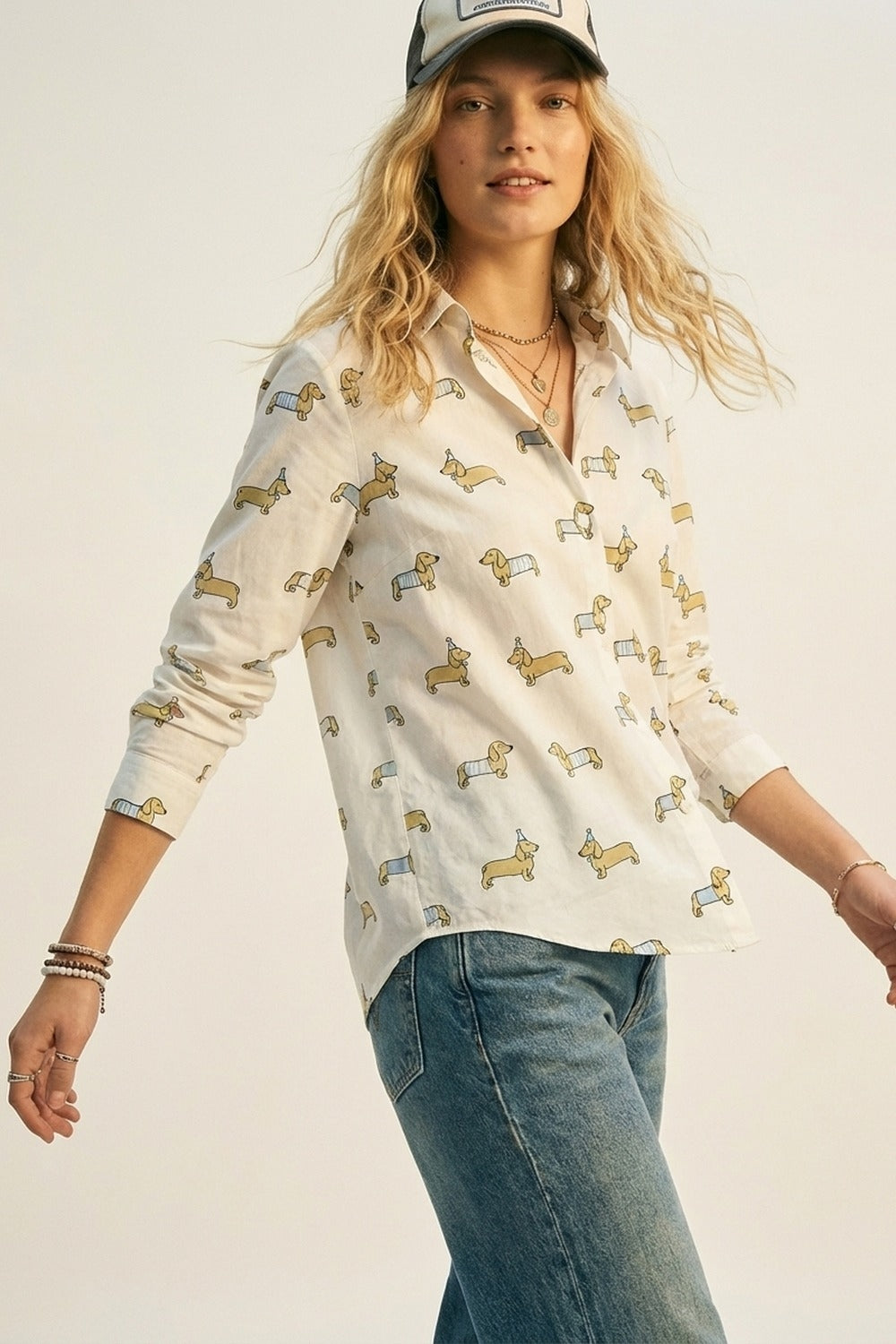 Q2 Chemise boutonnée blanche à imprimé chien joueur