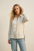 Q2 Chemise boutonnée en satin crème avec bordures contrastées
