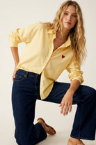 Q2 Chemise boutonnée jaune avec détails en forme de cœur