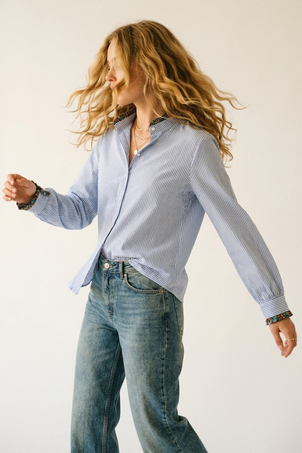 Q2 Chemise boutonnée rayée bleu clair avec bordure florale