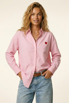 Q2 Chemise boutonnée rose avec cœur brodé