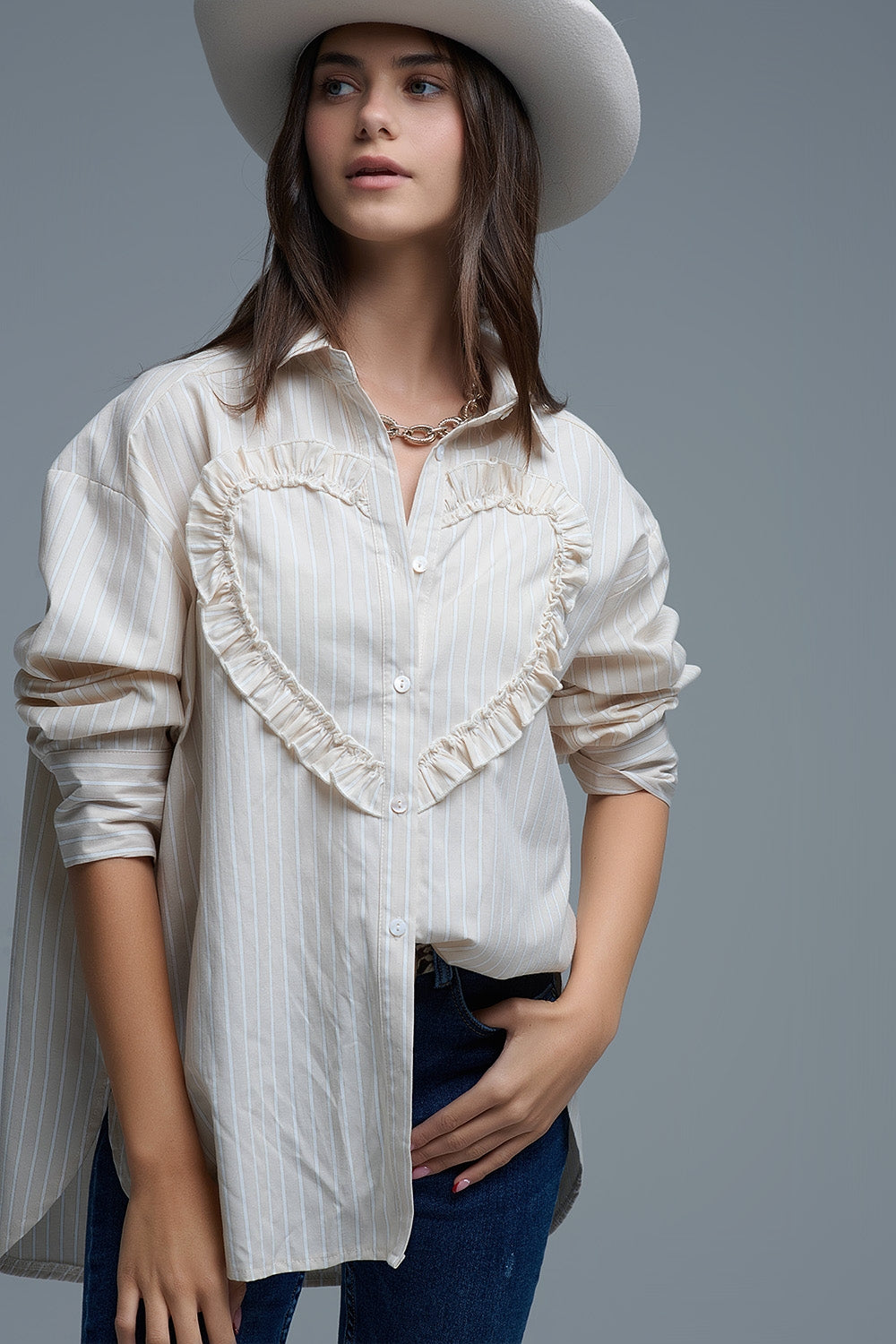 Q2 Chemise décontractée beige à rayures et coutures en forme de cœur
