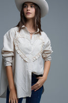 Q2 Chemise décontractée beige à rayures et coutures en forme de cœur
