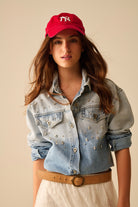 Q2 chemise en denim lavé avec poches sur la poitrine et détails en strass brodés