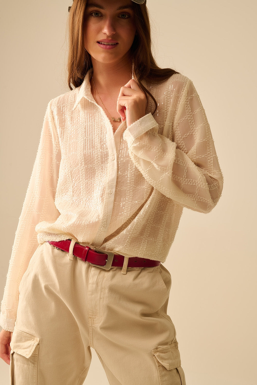 Q2 chemise en mousseline de soie beige avec détails en paillettes