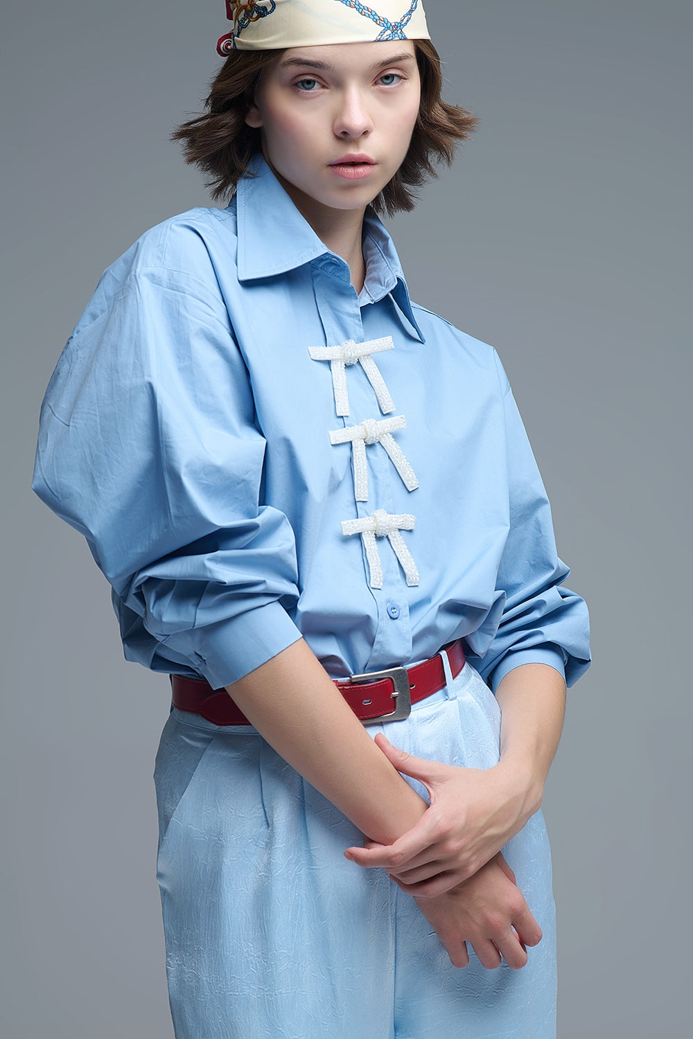 Q2 Chemise en popeline surdimensionnée bleue avec boutons en perles blanches