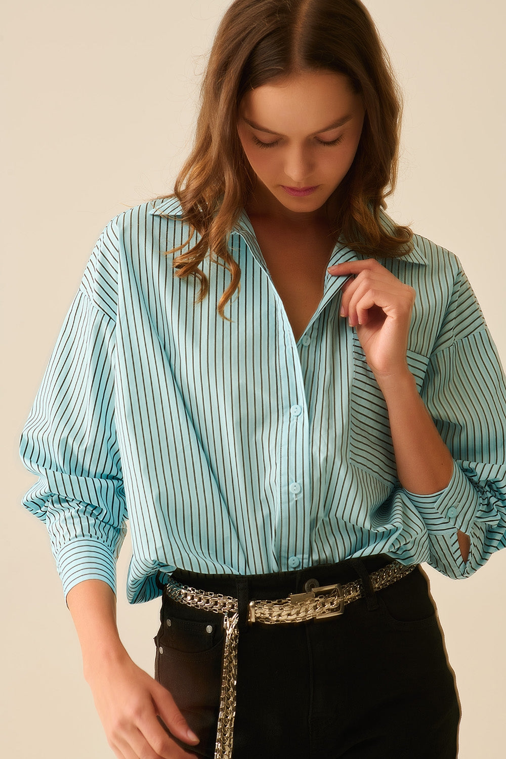 Q2 Chemise oversize à rayures et poche poitrine en noir et bleu