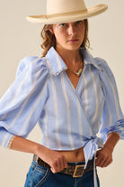 Q2 Chemise rayée enveloppante bleue et blanche avec détails en dentelle