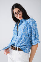Q2 Chemisier bleu à motifs floraux et manches courtes