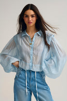 Q2 Chemisier en soie Tencel bleu avec manches ballon et boutons en nacar