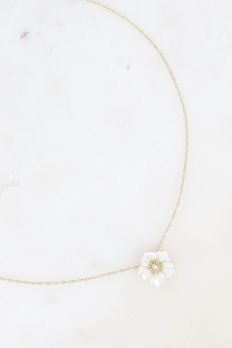 Collier - fleur nacrée et petit cristal 