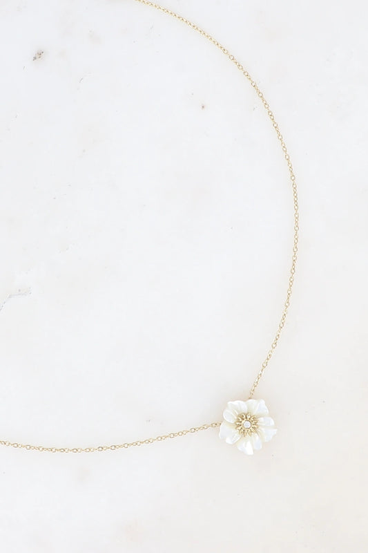 Collier - fleur nacrée et petit cristal 