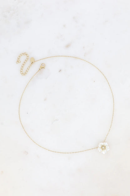 Collier - fleur nacrée et petit cristal 