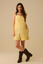 Q2 Combinaison à rayures jaunes avec attaches aux épaules et poches au dos