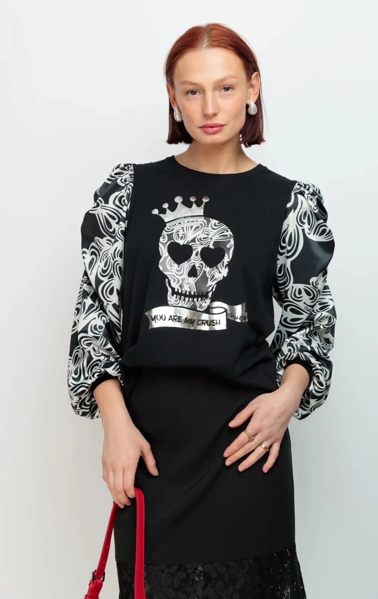 T-shirt femme Esencia Skull Affaire avec imprimé crâne métallisé, manches bouffantes contrastées et coupe droite. Original, élégant et tendance.
